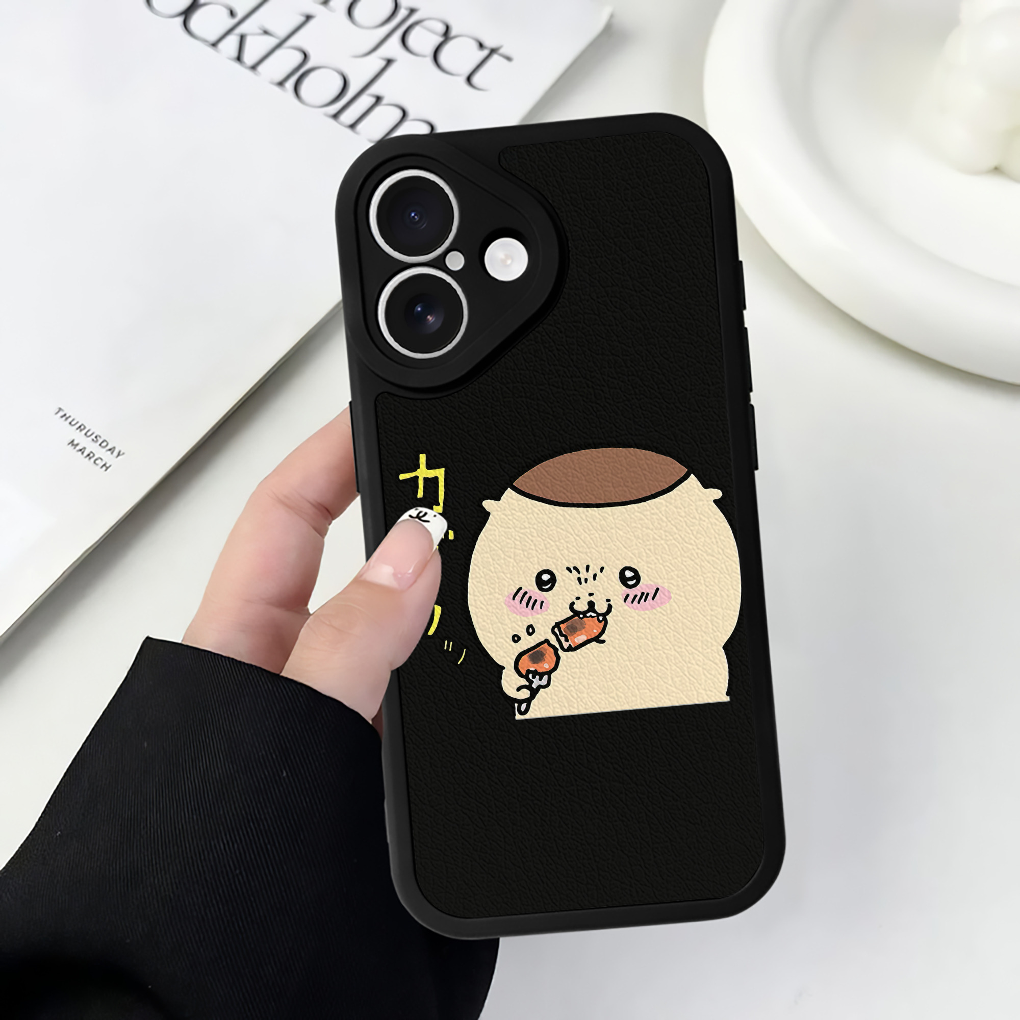 （画像用） ちいかわ くりまんじゅう Chii-kawa kuri manjū 【iPhone 16シリーズ対応】シリコンスマホケース（レザー調） 材質：シリコン